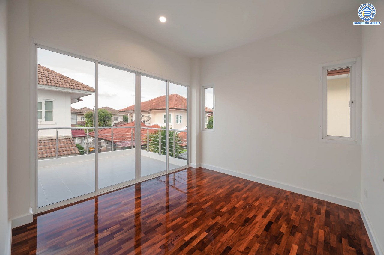 บ้านมือสองตกแต่งใหม่ โครงการ ประดับดาว5-6 ท่าอิฐ ตกแต่งครบครัน พร้อมอยู่ เนื้อที่ 69.7 ตร.ว. ฟังก์ชัน 4 ห้องนอน 2 ห้องน้ำ จอดรถได้ 2 คัน พื้นที่ใช้สอยกว้างขวาง บนทำเลที่ดีที่สุด เชื่อมต่อได้หลายเส้นทาง ใกล้รถไฟฟ้าสายสีม่วง "สถานีบางรักน้อยท่าอิฐ"